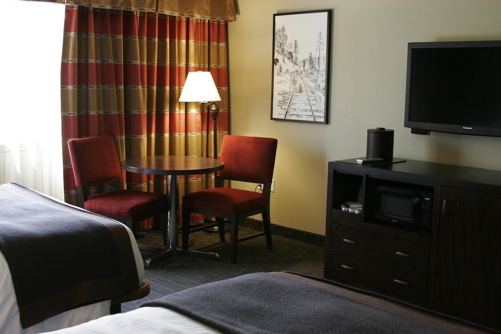 The Hotel At Black Oak Casino Resort Tuolumne Room photo